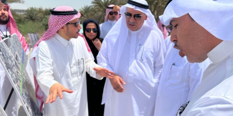 أمين الشرقية يتفقد سير أعمال المشاريع التنموية وأنسنة المدن في محافظة القطيف