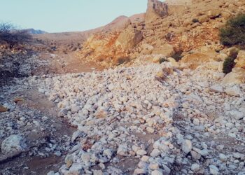 قرية عمق الرباخ وانعدام حركة السير مع كل قطرة مطر