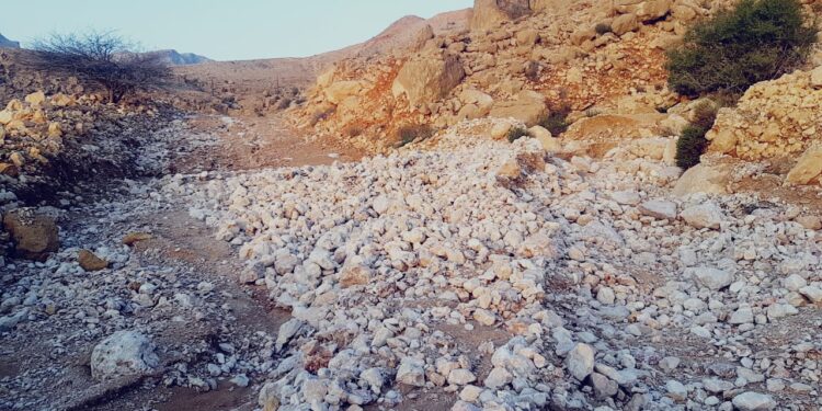 قرية عمق الرباخ وانعدام حركة السير مع كل قطرة مطر