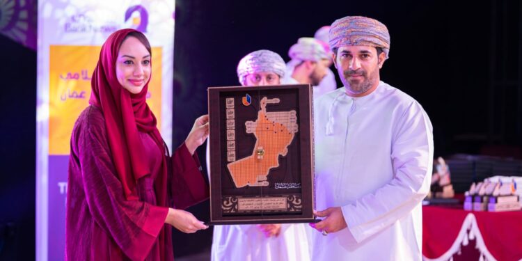 بنك نزوى يرعى حفل تكريم الطلبة المجيدين بجامعة التقنية و العلوم التطبيقية بنزوى