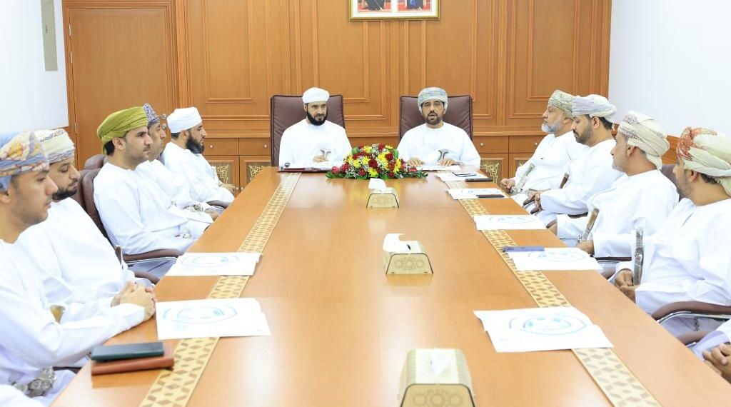 وزير الأوقاف والشؤون الدينية يلتقي محافظ جنوب الباطنة ويستعرض رؤية وخطط الوزارة خلال المرحلة المقبلة