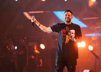 الفنان محمد حماقي يسعد جمهوره بمسرح بنش مارك في تقويم جدة