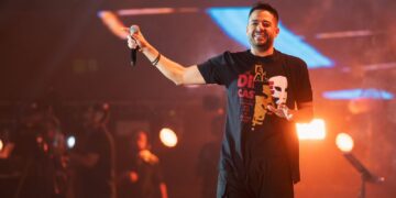 الفنان محمد حماقي يسعد جمهوره بمسرح بنش مارك في تقويم جدة