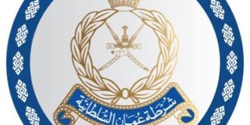 بدءًا من اليوم.. منع وقوف المركبات على جانبي المسار بشارع السلطان قابوس