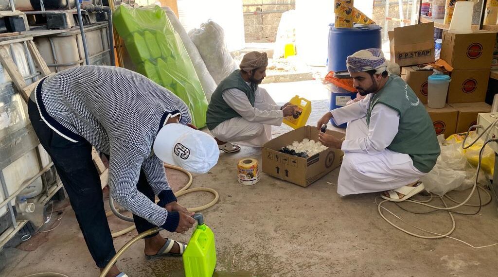 ضبط مؤسسة تجارية غير مرخصة تصنع منتج مبرد محرك المركبات "ماء راديتر" مغشوشا في بركاء 1 ضبط مؤسسة تجارية غير مرخصة تصنع منتج مبرد محرك المركبات “ماء راديتر” مغشوشا في بركاء