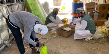 ضبط مؤسسة تجارية غير مرخصة تصنع منتج مبرد محرك المركبات “ماء راديتر” مغشوشا في بركاء