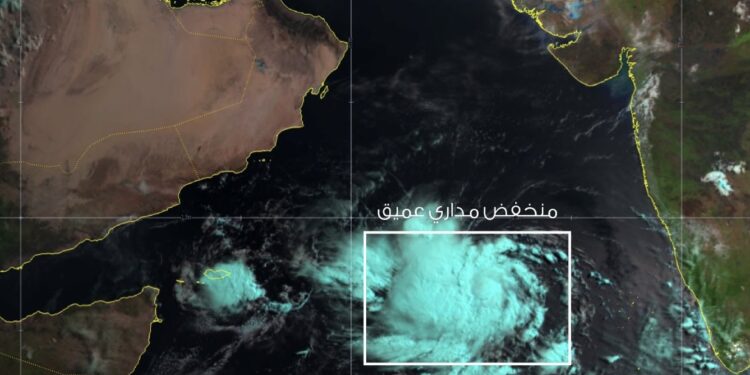 فرص لتطور الحالة المدارية إلى منخفض مداري