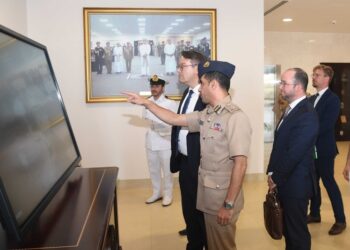 وزير الدولة في الخارجية الألمانية يزور مركز الأمن البحري