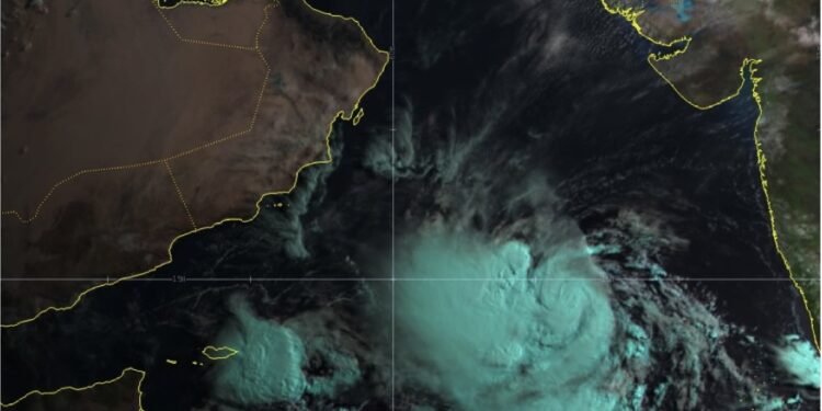 يبعد 1050 كم.. تعرّف على آخر تطورات الإعصار المداري “ بيبارجوي " 1 يبعد 1050 كم.. تعرّف على آخر تطورات الإعصار المداري “ بيبارجوي “