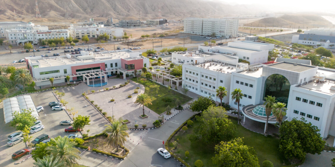 كلية الشرق الأوسط تتصدر قائمة الجامعات والكليات المفضلة للتوظيف في سلطنة عمان