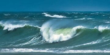 تنبيه بإرتفاع موج البحر على سواحل السلطنة لمدة 3 أيام