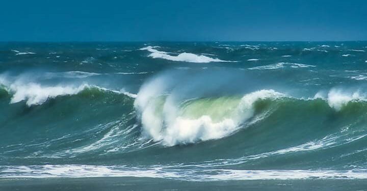 تنبيه بإرتفاع موج البحر على سواحل السلطنة لمدة 3 أيام