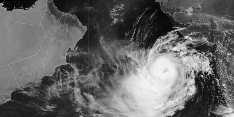 تطور الحالة المدارية “بيبارجوي” في بحر العرب إلى إعصار من الدرجة الثالثة