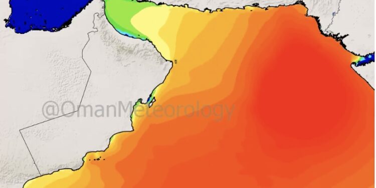 خلال “11-14 يونيو”.. تنبيه بإرتفاع موج البحر على سواحل سلطنة عمان