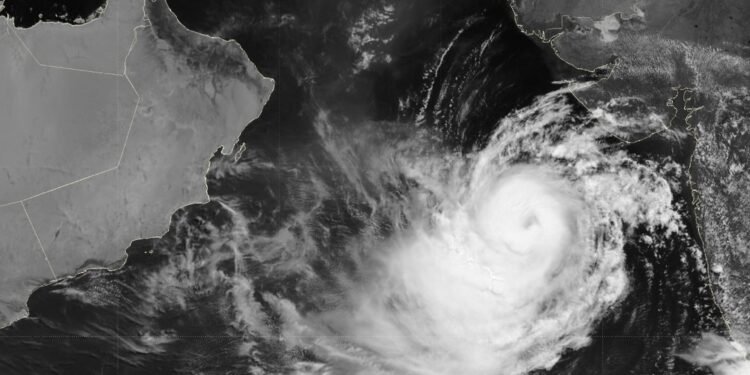 اقتراب العاصفة “بيبارجوي” من الساحل الباكستاني