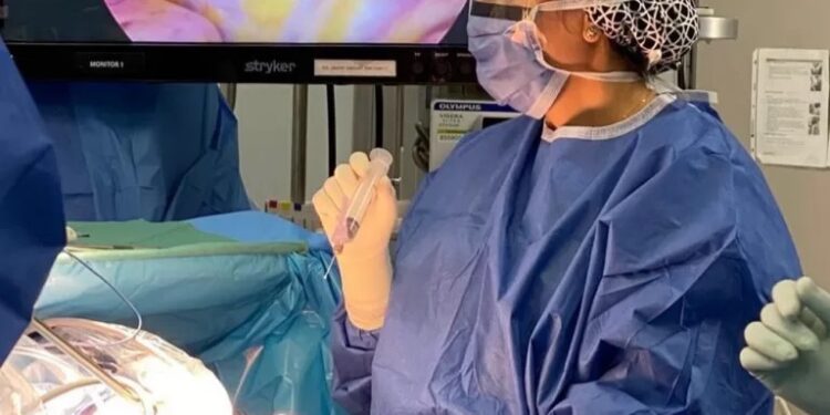 المستشفى السُّلطاني يُجري عملية نادرة لمريضة تُعاني من ورم سرطاني 1 المستشفى السُّلطاني يُجري عملية نادرة لمريضة تُعاني من ورم سرطاني