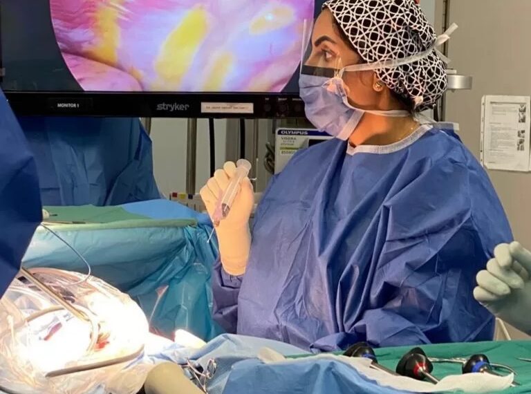 المستشفى السُّلطاني يُجري عملية نادرة لمريضة تُعاني من ورم سرطاني