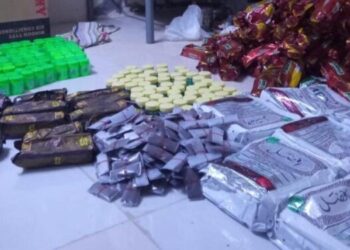ضبط أكثر من 1800 علبة وكيس من التبغ الممضوغ غير المدخن بالدقم