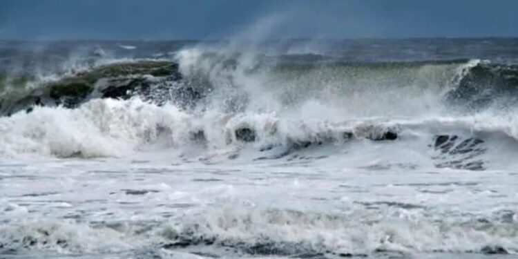 “تنبيه” بإستمرار ارتفاع موج البحر على سواحل سلطنة عمان‏