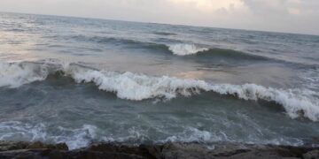 استمرار التنبيه بإرتفاع موج البحر على سواحل سلطنة عمان خلال اليومين القادمين