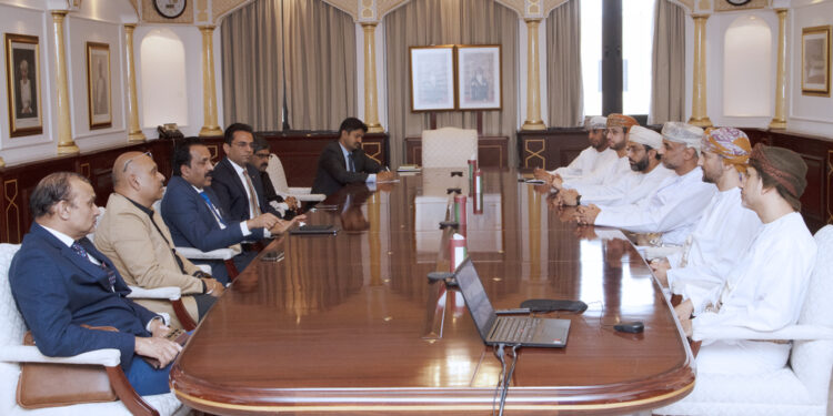 بحثُ تعزيز التعاون في قطاع الفضاء بين سلطنة عُمان والهند