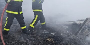 اخماد حريق شب في حظيرة للمواشي بولاية ⁧‫صلالة