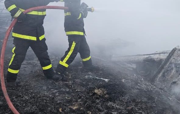 اخماد حريق شب في حظيرة للمواشي بولاية ⁧‫صلالة