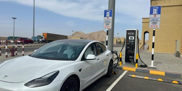 وزارة النقل والاتصالات توزع محطات لشحن السيارات الكهربائية