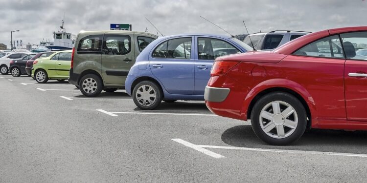 بلدية مسقط تصدر تنبيهًا لمستخدمي المواقف العامة الخاضعة للرسوم