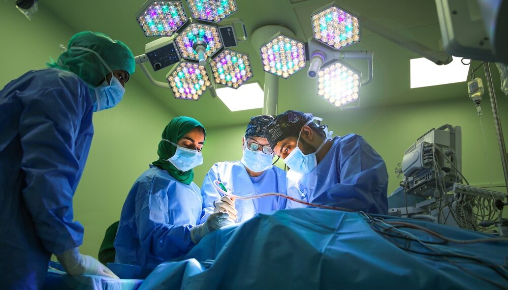 مستشفى جامعة السُّلطان قابوس ينجح في زراعة جهاز الأحدث من نوعه لمريضة تُعاني من نقص حادّ في السمع