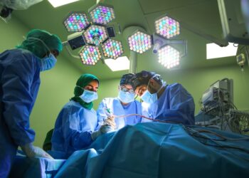 مستشفى جامعة السُّلطان قابوس ينجح في زراعة جهاز الأحدث من نوعه لمريضة تُعاني من نقص حادّ في السمع