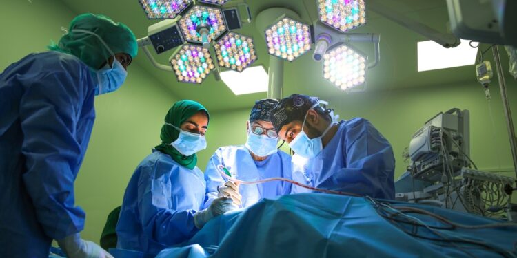 مستشفى جامعة السُّلطان قابوس ينجح في زراعة جهاز الأحدث من نوعه لمريضة تُعاني من نقص حادّ في السمع