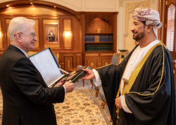 جلالة السلطان يمنح وسام التكريم لرئيس هيئة متاحف ⁧‫روسيا‬⁩