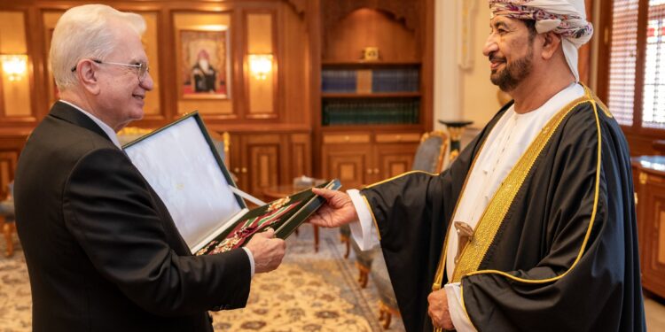 جلالة السلطان يمنح وسام التكريم لرئيس هيئة متاحف ⁧‫روسيا‬⁩