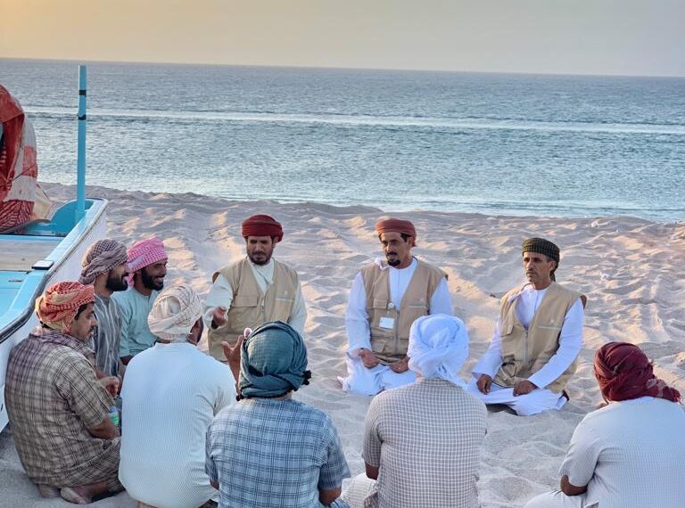 تنفيذ حملة توعية بأضرار الشباك في الشواطئ بجنوب الشرقية 1 تنفيذ حملة توعية بأضرار الشباك في الشواطئ بجنوب الشرقية
