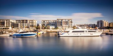 19 ترخيصا للمجمعات السياحية المتكاملة توفر 81 منشأه فندقية وأكثر من 42 ألف وحدة سكنية.