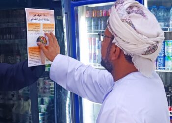 توزيع بوسترات توعوية عن أهمية بطاقة البيان الغذائية في المنتجات لعدد من أصحاب المحال التجارية ومرتاديها بالخابورة