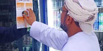 توزيع بوسترات توعوية عن أهمية بطاقة البيان الغذائية في المنتجات لعدد من أصحاب المحال التجارية ومرتاديها بالخابورة
