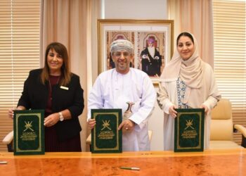 لتقديم منح دراسية..”التربية و التعليم” توقع اتفاقية تعاون