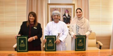 لتقديم منح دراسية..”التربية و التعليم” توقع اتفاقية تعاون