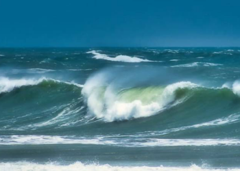 تنبيه بإرتفاع موج البحر على سواحل سلطنة عمان