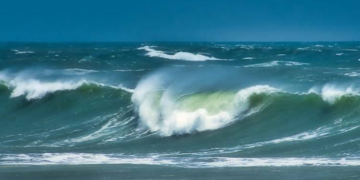 تنبيه بإرتفاع موج البحر على سواحل سلطنة عمان