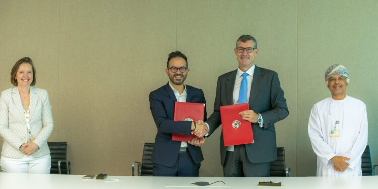 شركة تنمية نفط ⁧‫عُمان‬⁩ توقع على عقد تجاري مع شركة شل للتنمية عُمان