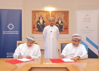 وزارة العمل وبنك التنمية العُماني يوقعان اتفاقية برنامج تعاون