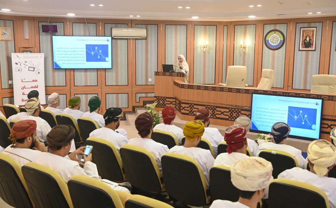 وزارة التجارة والصناعة وترويج الاستثمار تنظم حلقة عمل بمحافظة ظفار 3 IMG 0526