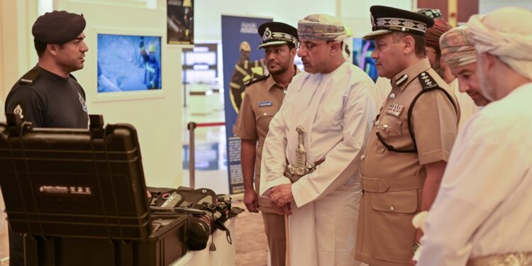 معرض توعوي لهيئة الدفاع المدني والإسعاف بنزوى