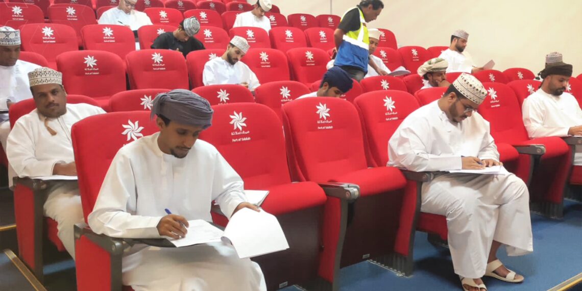 وزارة العمل تجري اختبارات لوظيفة “فني كهربائي” في ظفار