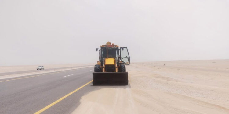 الانتهاء من أعمال الصيانة الوقائية والسلامة المرورية في الطرق المؤدية إلى محافظة ظفار
