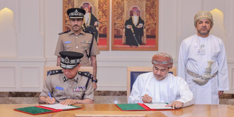 وزارة العمل وشرطة عُمان السلطانية توقِّعان عددًا من برامج التعاون المشتركة