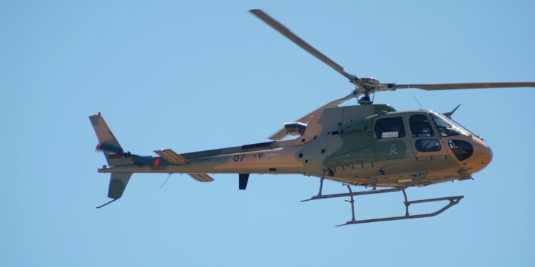 إنقاذ 3 مواطنين من أعلى أحد الجبال في العامرات